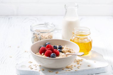 meyveler kahvaltıda ev yapımı yulaf ezmesi 