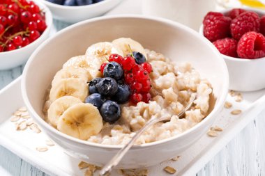 Kahvaltı, closeup için çilek ile ev yapımı yulaf ezmesi