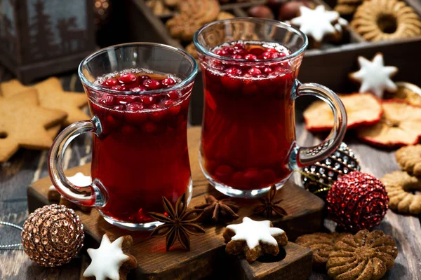 Bebida de Natal chá de cranberry quente e biscoitos, vista superior — Fotografia de Stock