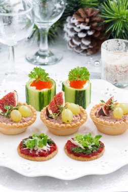 Festival Noel mini meze tabağı, dikey olarak dizi