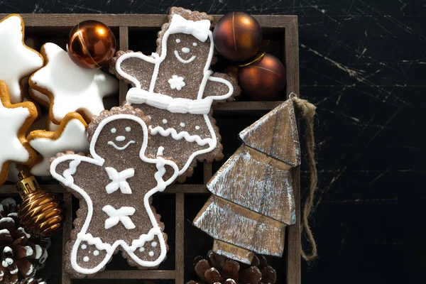 Christmas symboler i en trälåda på svart trä bakgrund — Stockfoto