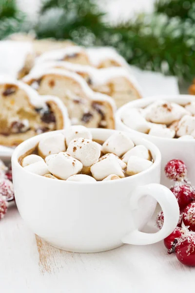 Chocolate caliente con malvaviscos y horneado de Navidad, vertical — Foto de Stock
