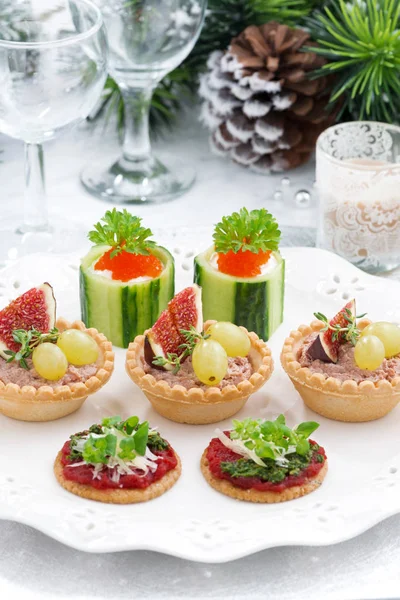 Conjunto de Natal festivo mini aperitivos na placa, vertical — Fotografia de Stock