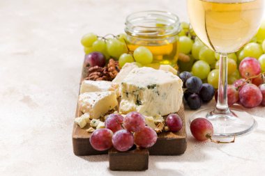 Peygamberli, üzüm ve şarap beyaz bir arka plan üzerinde