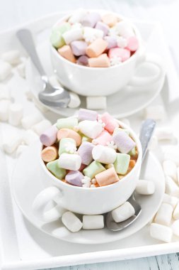 kakao ile renkli lokum beyaz bardak, dikey Üstten Görünüm