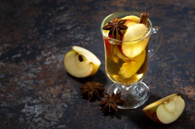 sıcak elma çayı ile baharat koyu arka planda, üstten görünüm
