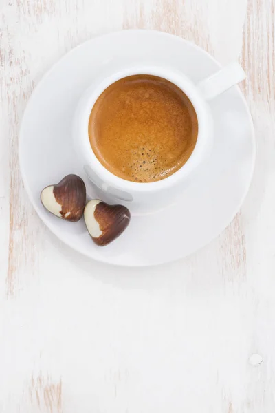 Cuori di cioccolato e espresso, verticale, vista dall'alto — Foto Stock