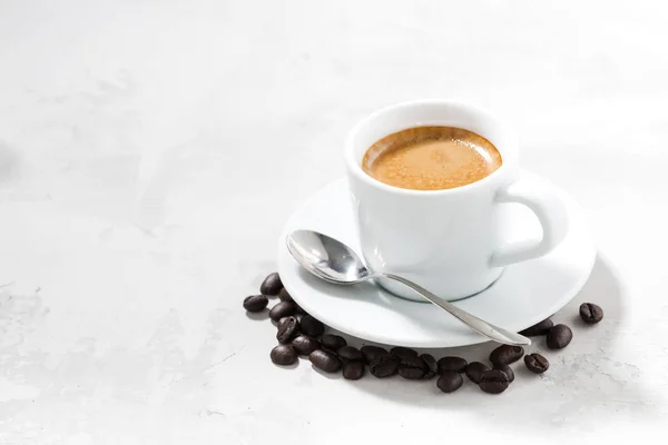 Šálek espresso na bílém pozadí — Stock fotografie