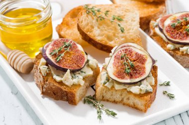 incir, tatlım ve mavi peynirli tost