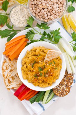 geleneksel Arapça sos humus taze sebze ile 