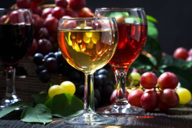 koyu ahşap arka plan, closeup şarap gözlük