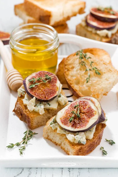 Toasts with figs, honey and blue cheese, vertical — Stock Photo, Image