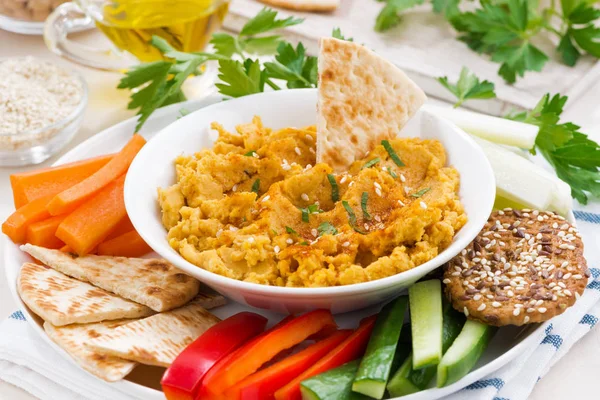 Traditional Arabic sauce hummus with fresh vegetables — Stock Photo, Image