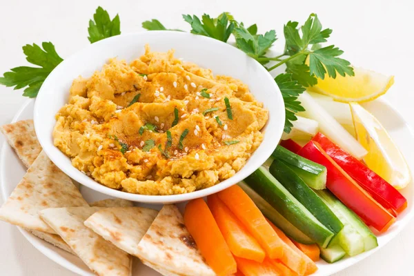Traditional sauce hummus with fresh vegetables, pita bread — Stock Photo, Image