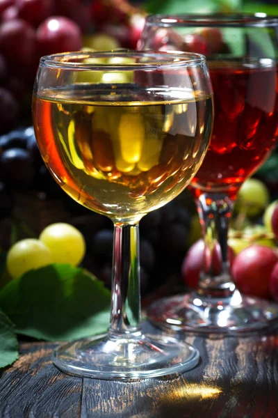 Copos de vinho em um fundo de madeira escura, vertical, close-up — Fotografia de Stock