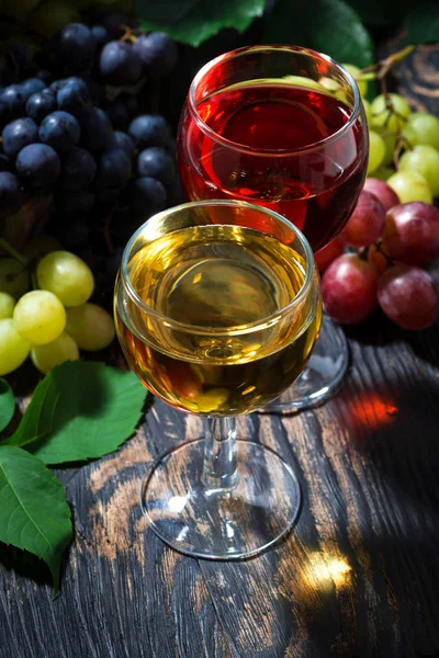 Weingläser auf Holzgrund, vertikal, Draufsicht — Stockfoto