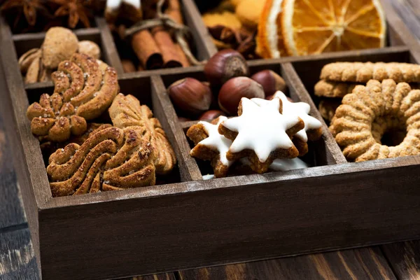 Caja de madera con dulces y especias navideñas sobre fondo de madera — Foto de Stock