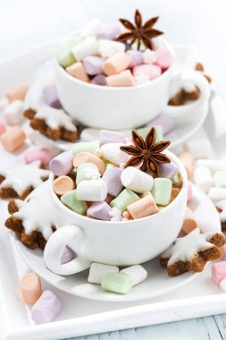 kakao ile renkli şekerleme ve baharat bardak, üstten görünüm