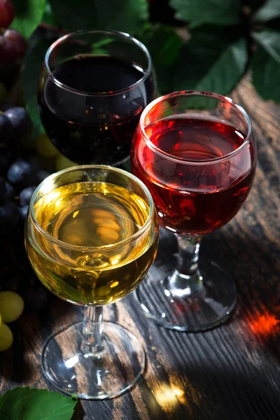 Şarap ahşap arka plan üzerinde ürün yelpazesine, dikey, en iyi görünüm — Stok fotoğraf