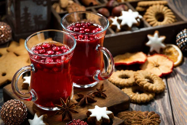 Chá de cranberry quente de Natal e biscoitos na mesa escura — Fotografia de Stock