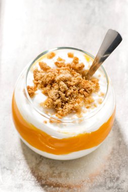 tatlı kabak, çırpılmış krema ve Çerezler, üstten görünüm