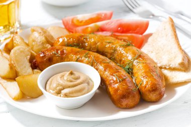 patates, hardal ve bira ile kızarmış sosis 