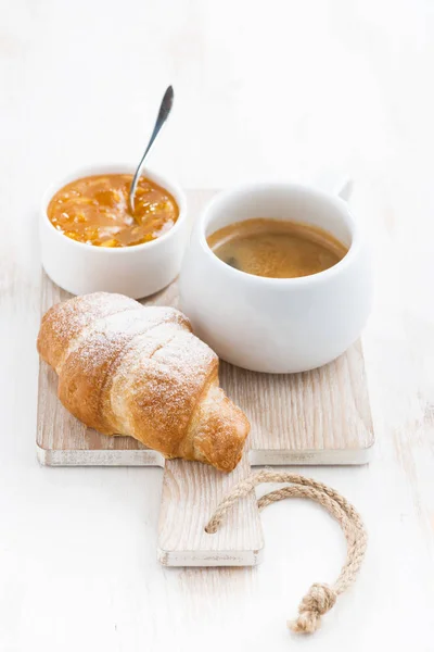 Koffie met verse croissants en jam op een houten bord — Stockfoto