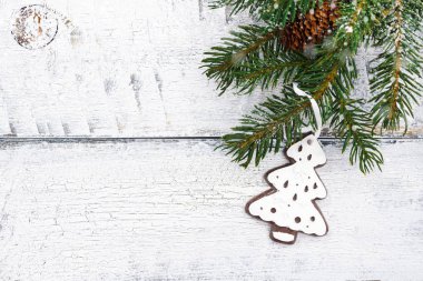 Beyaz ahşap zemin ve gingerbread ağaca 