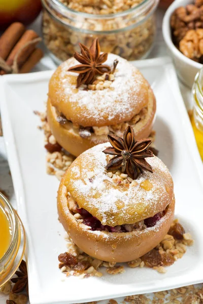 lezzetli pişmiş doldurulmuş elma, üstten görünüm