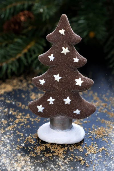 Lebkuchen-Weihnachtsbaum auf dunklem Hintergrund, senkrecht — Stockfoto