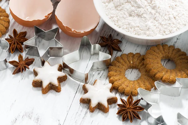 Ingredientes para hornear, galletas y especias en mesa blanca — Foto de Stock