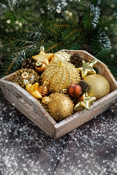Träbricka med gyllene juldekorationer på bordet — Stockfoto
