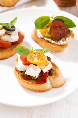 bruschettas domates ve mozzarella plaka, dikey