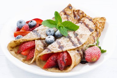 Krep çilek ve plaka üzerinde çikolata sosu ile