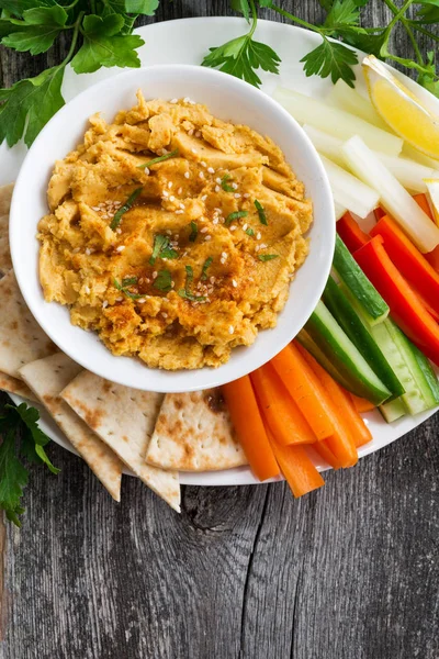 Arabic sauce hummus with flatbread and fresh vegetables — Stock Photo, Image