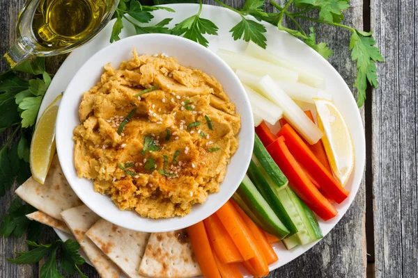 Hummus molho árabe com pão chato e legumes frescos, close-up — Fotografia de Stock