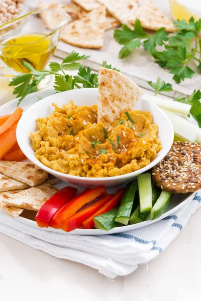 Hummus molho árabe com legumes frescos e pão pita — Fotografia de Stock