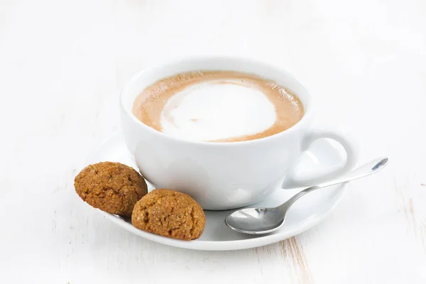 Ceașcă de cappuccino și cookie-uri aromate, focalizare selectivă — Fotografie, imagine de stoc