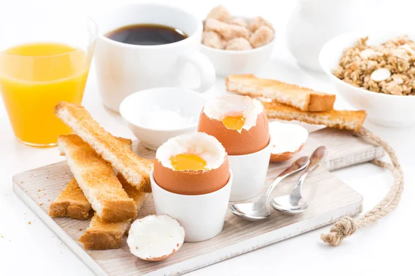 Вкусный завтрак с вареными яйцами и хрустящими тостами — стоковое фото