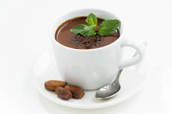 Taza con chocolate de menta caliente en la mesa blanca, primer plano — Foto de Stock