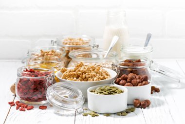 Beyaz masa üzerinde sağlıklı kahvaltı için malzemeler