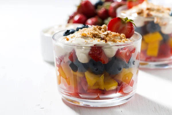 Surtido de fruta fresca con natillas sobre fondo blanco —  Fotos de Stock