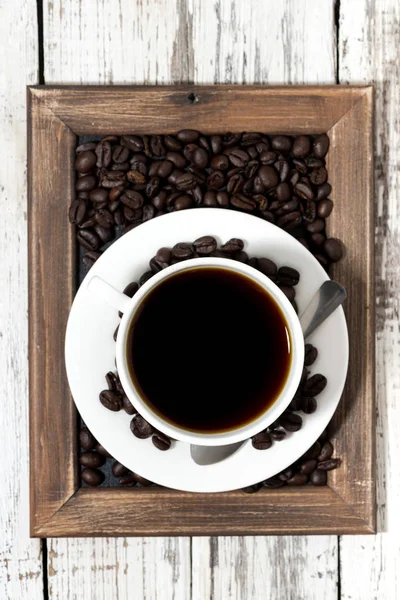 Kopp kaffe på en träbricka, vertikala ovanifrån — Stockfoto