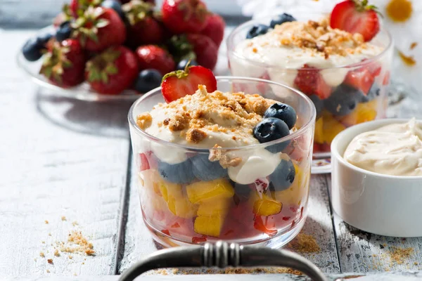 Postre de fruta fresca con natillas en vasos, primer plano —  Fotos de Stock