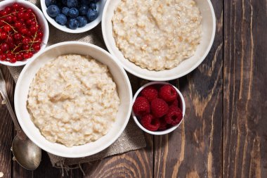 ev yapımı yulaf ezmesi ve ahşap masa, yatay üzerinde çilek