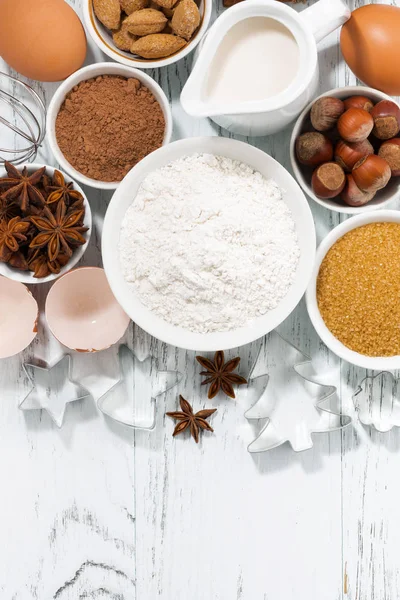 Ingrédients pour la cuisson et les épices sur fond blanc, vue de dessus — Photo