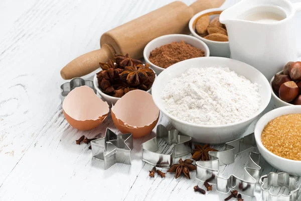 Ingredientes para hornear y especias en mesa blanca — Foto de Stock