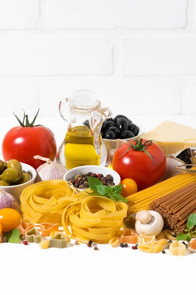 Ingredients for cooking pasta, vertical — Stock Photo, Image