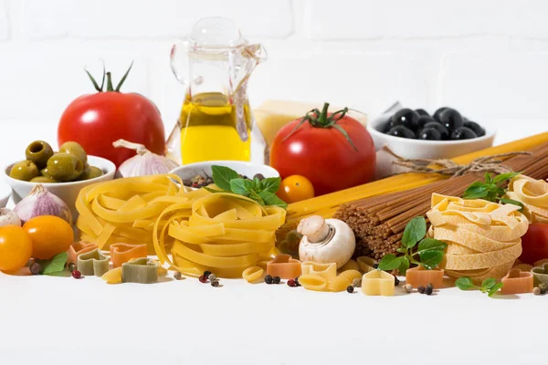 Ingredients for cooking pasta, closeup — Stock Photo, Image