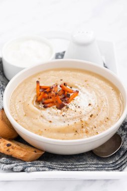 croutons dikey baharatlı sebze çorbası